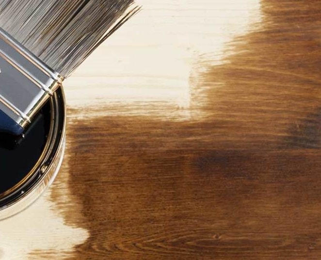Vernis colorant meuble en bois