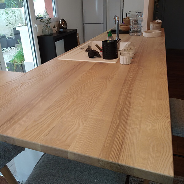 Astuce: un plan de travail en bois pour une table pas chère