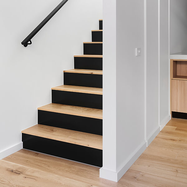 Quel produit pour protéger un escalier en bois ? - Anova Bois