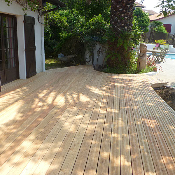 protéger une terrasse en mélèze